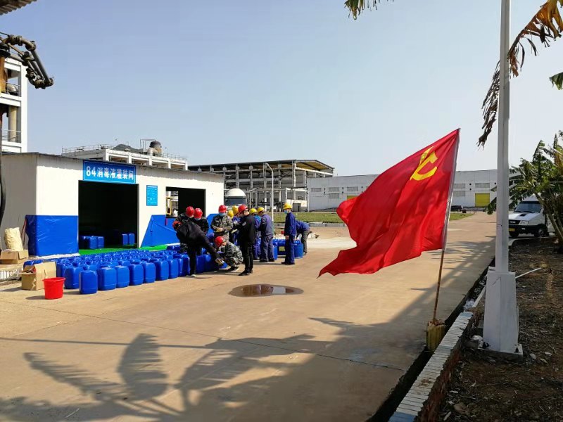 2.2020年2月18日，廣西柳化氯堿公司生產(chǎn)、罐裝84消毒液，助力疫情防控。.jpg